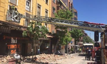 Desalojado un edificio en Madrid tras desprenderse una cornisa