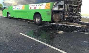 Arde un autobús interurbano en la A-1, a la altura de Alcobendas