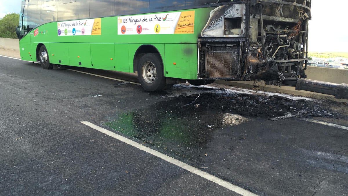 Arde un autobús interurbano en la A-1, a la altura de Alcobendas