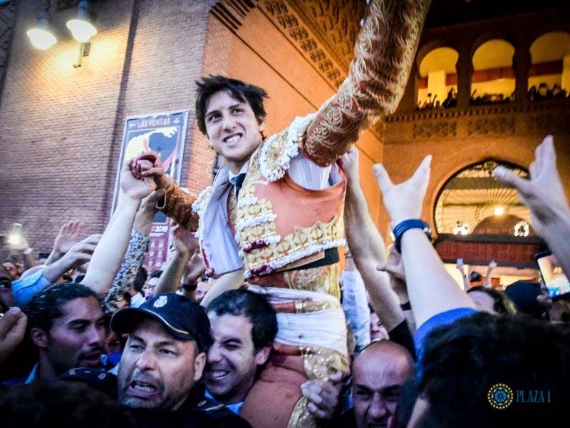 Histórica puerta grande de Roca Rey en Madrid 