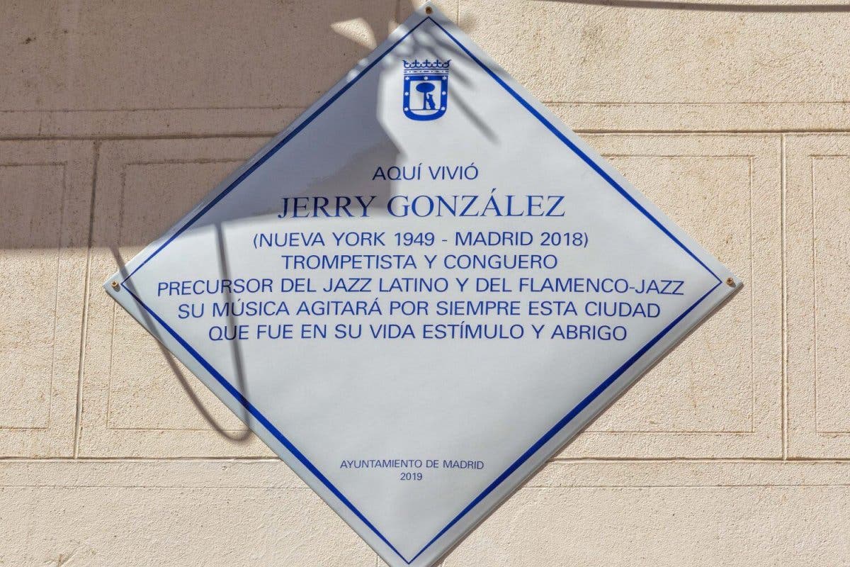 Una placa recuerda al trompetista Jerry González, fallecido en un incendio en Lavapiés