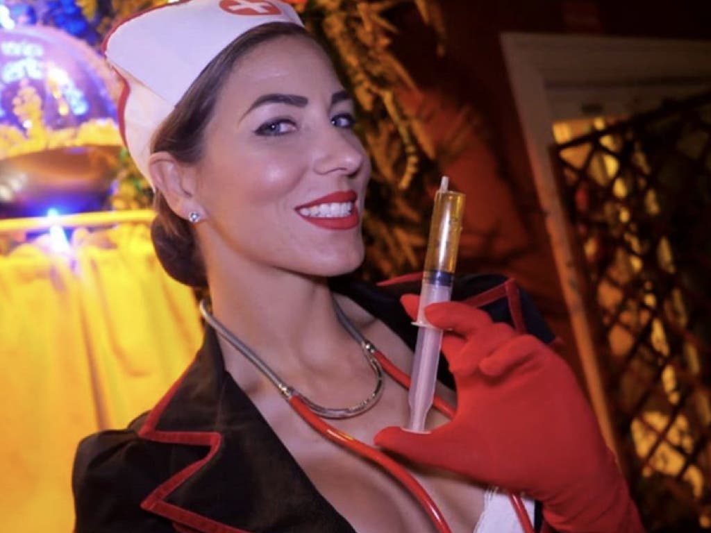 Polémica por una fiesta en una discoteca de Madrid con azafatas semidesnudas vestidas de enfermeras