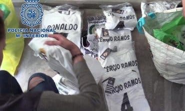 Intervenido numeroso merchandising falsificado listo para su venta en la final de la Champions