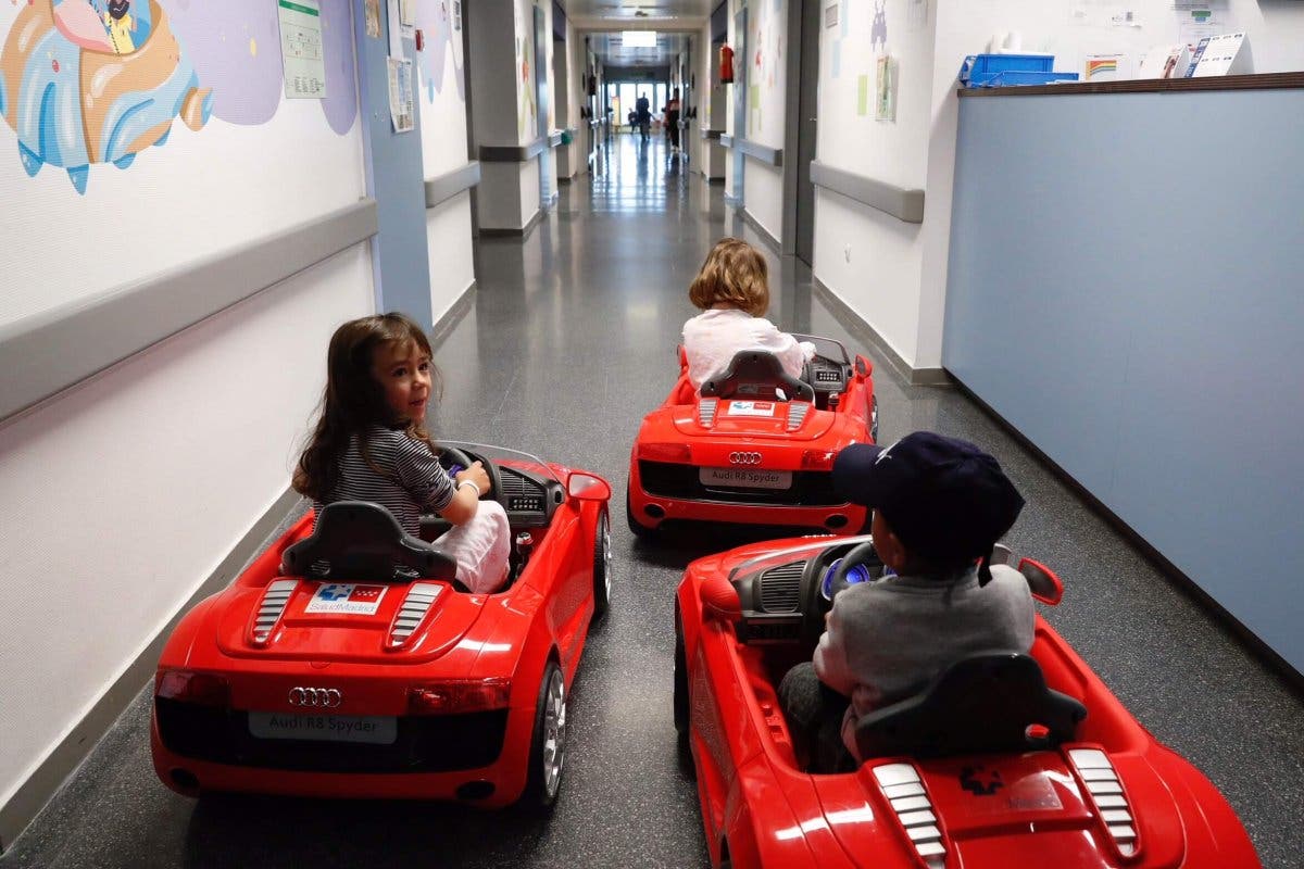 Los hospitales madrileños incorporan coches eléctricos para los más pequeños