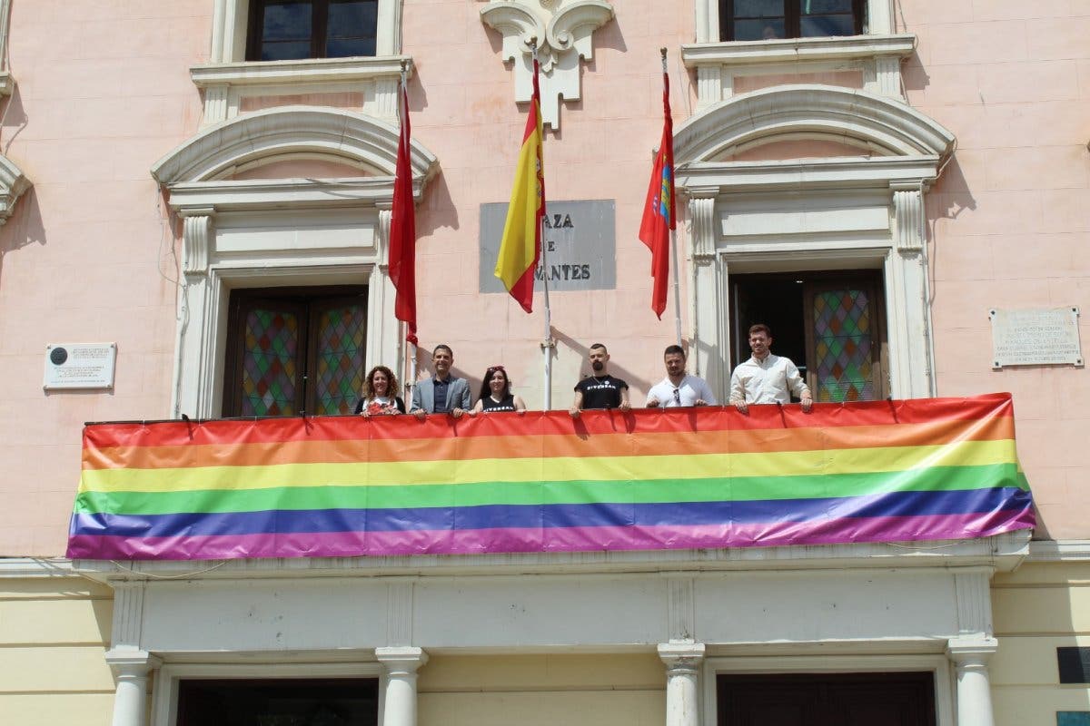 La bandera arcoíris ya luce en el Ayuntamiento de Alcalá de Henares