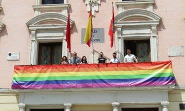 La bandera arcoíris ya luce en el Ayuntamiento de Alcalá de Henares