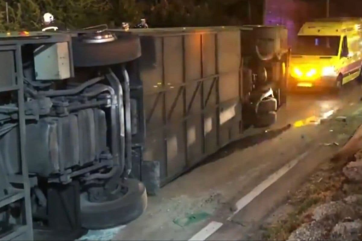 Heridas 20 personas al volcar un autobús en Alcobendas