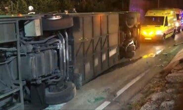 Heridas 20 personas al volcar un autobús en Alcobendas