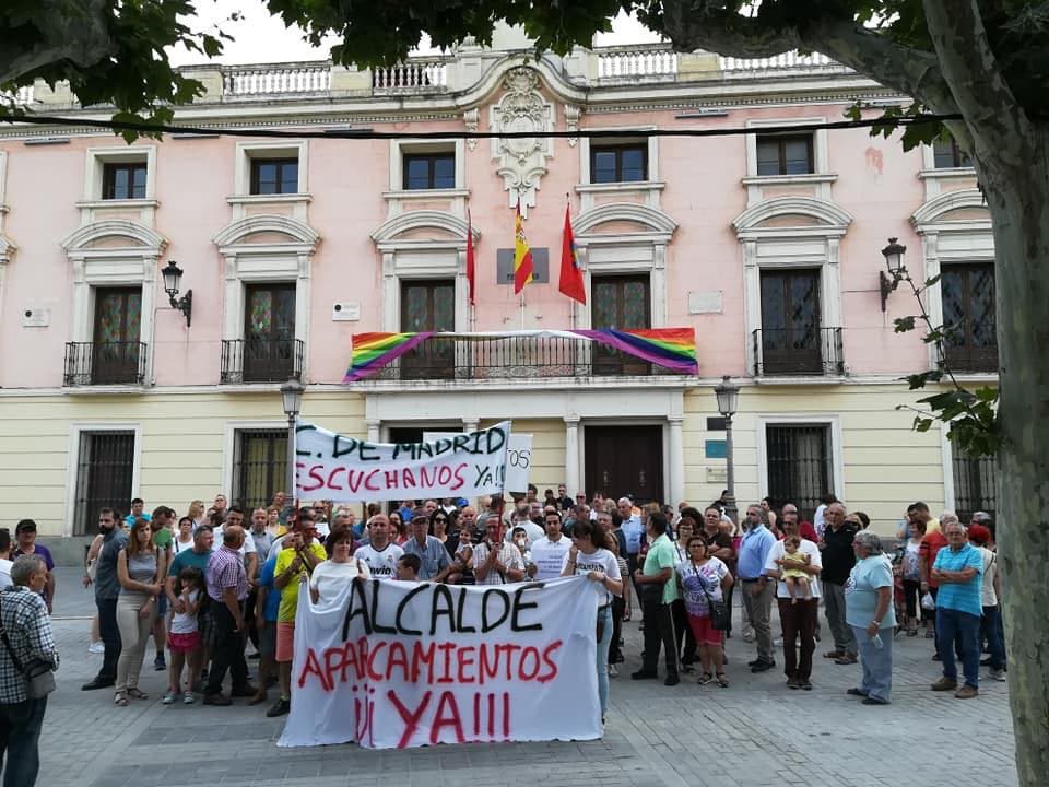 «Alcalde, aparcamientos ya»: vecinos de Alcalá de Henares en pie de guerra