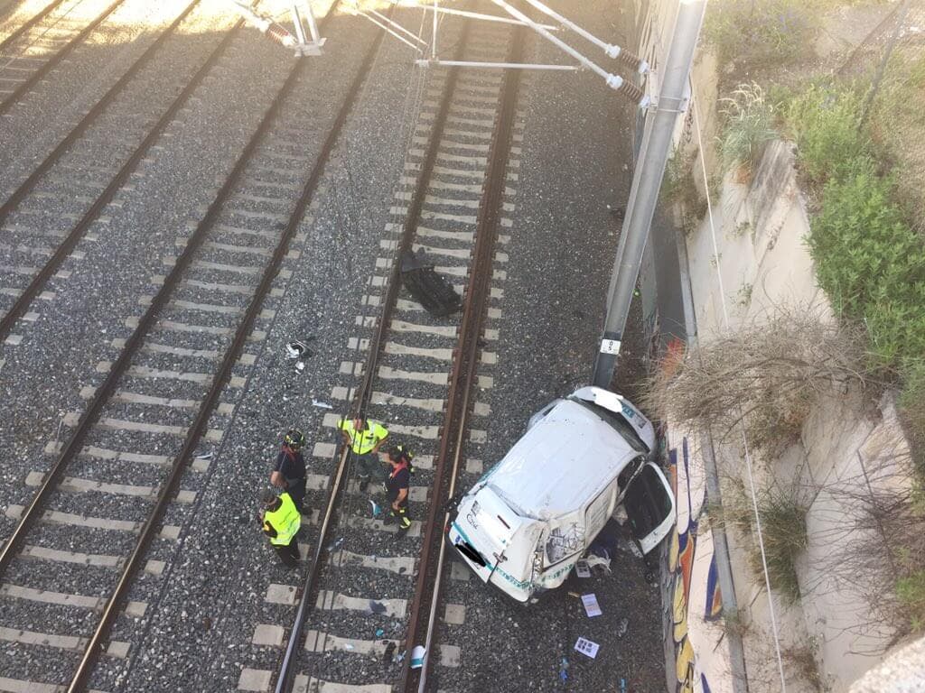 Cercanías: Muere al caer con su vehículo a las vías del tren 