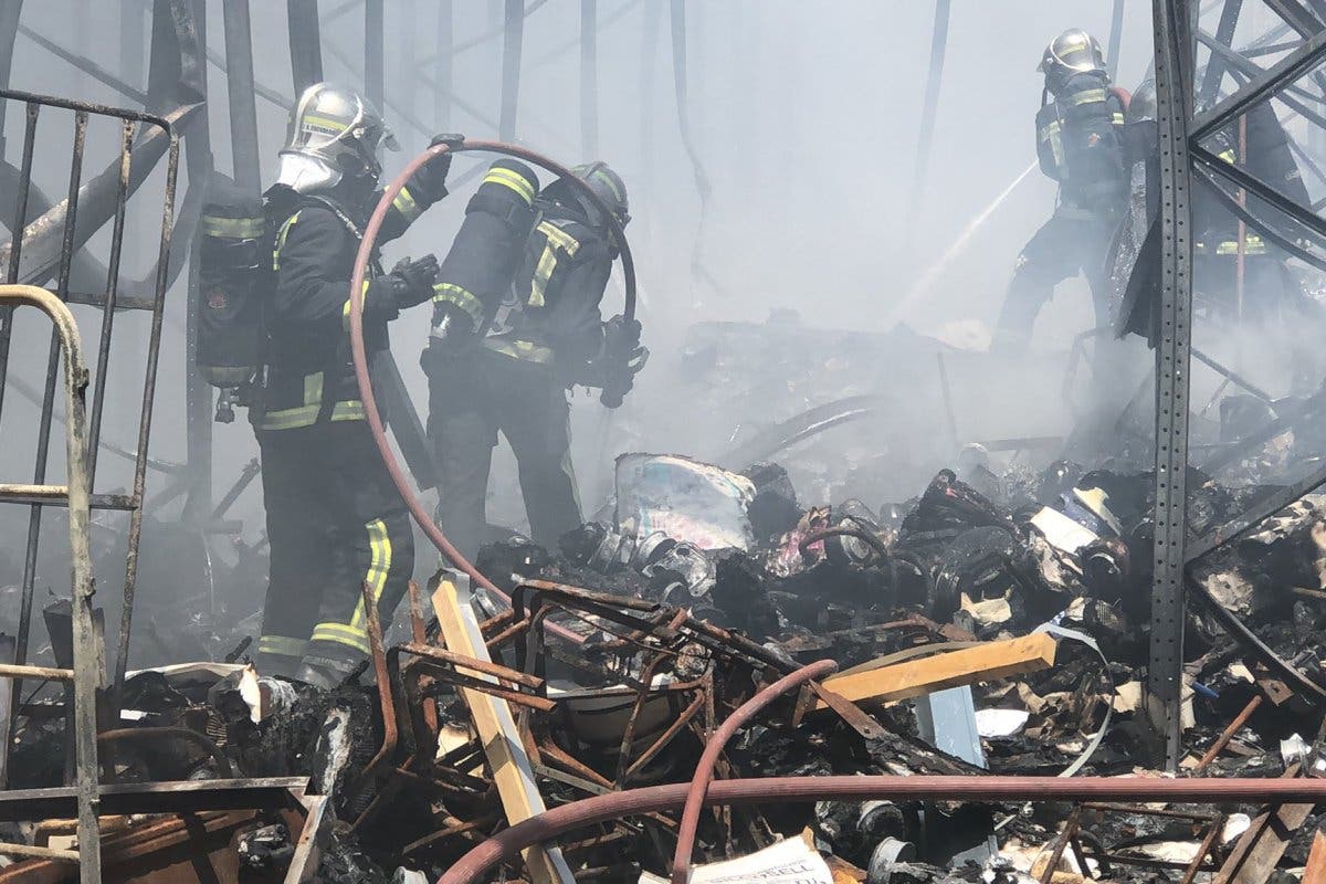 Arde otra vez una nave que almacenaba patinetes en Humanes