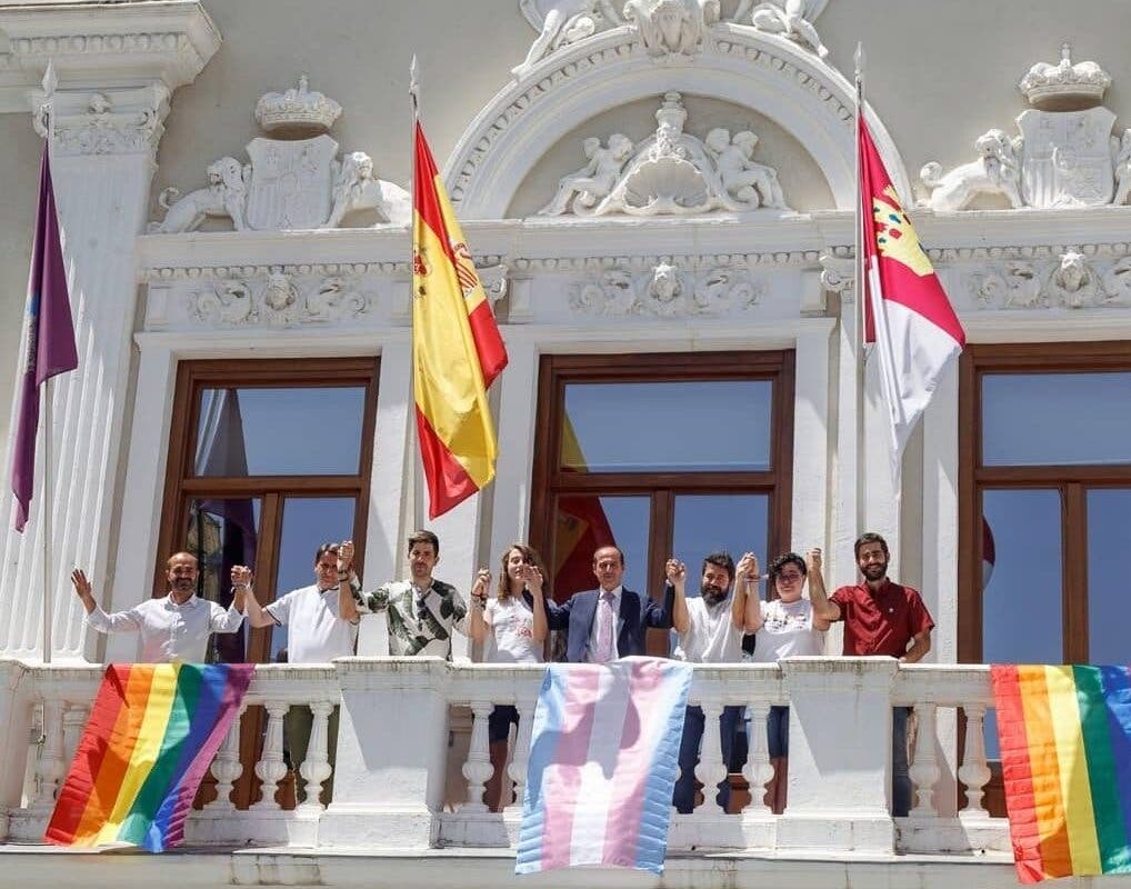 El balcón del Ayuntamiento de Guadalajara luce por primera vez la bandera arcoíris