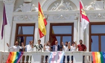 Vox rechaza la colocación de la bandera arcoíris en el Ayuntamiento de Guadalajara