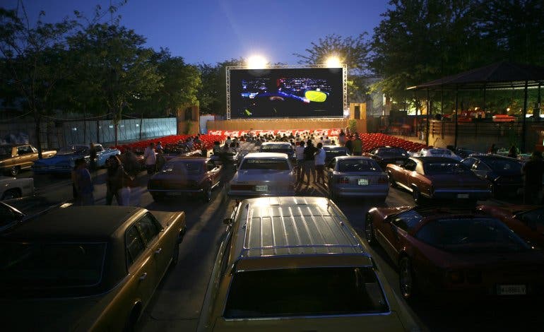 Comienza a funcionar el cine de verano de La Bombilla