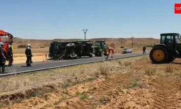 Vuelca un remolque cargado de arena en Alcalá de Henares