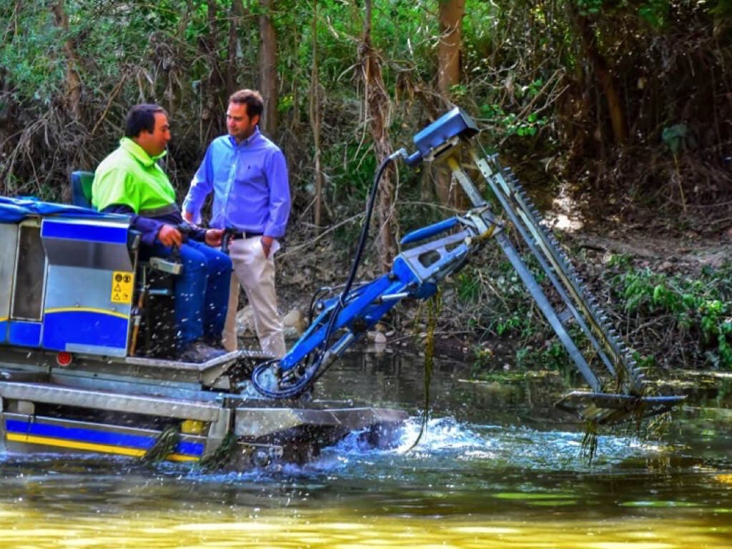 Torrejón vuelve a poner en marcha el barco anfibio contra los mosquitos