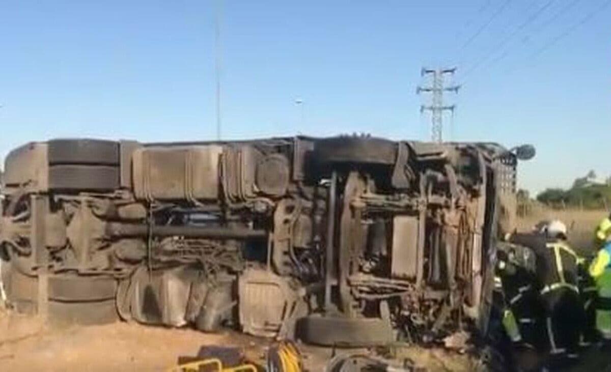 Herido grave un camionero tras volcar su tráiler en la M-607