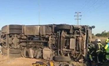 Herido grave un camionero tras volcar su tráiler en la M-607