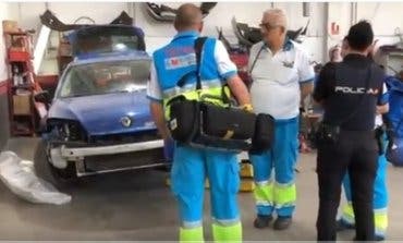 Muere al caerle encima el coche que reparaba en un taller