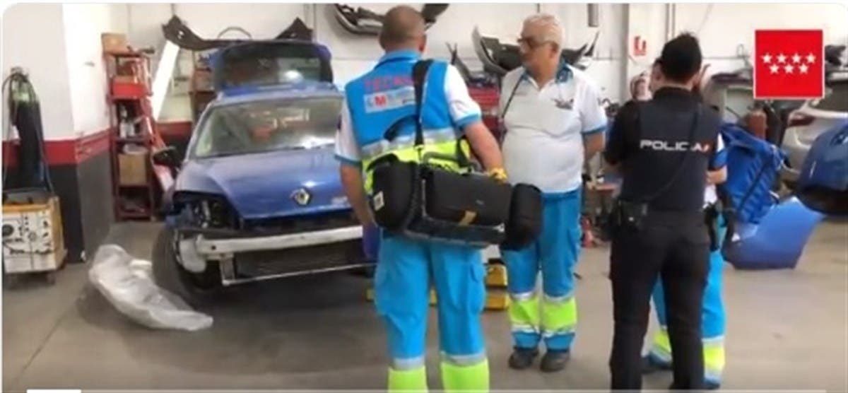 Muere al caerle encima el coche que reparaba en un taller