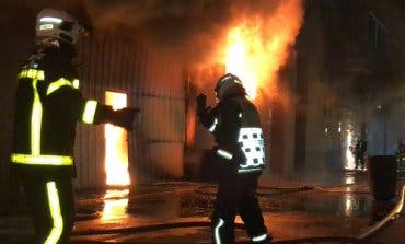Aparatoso incendio con explosiones en una nave de San Sebastián de los Reyes