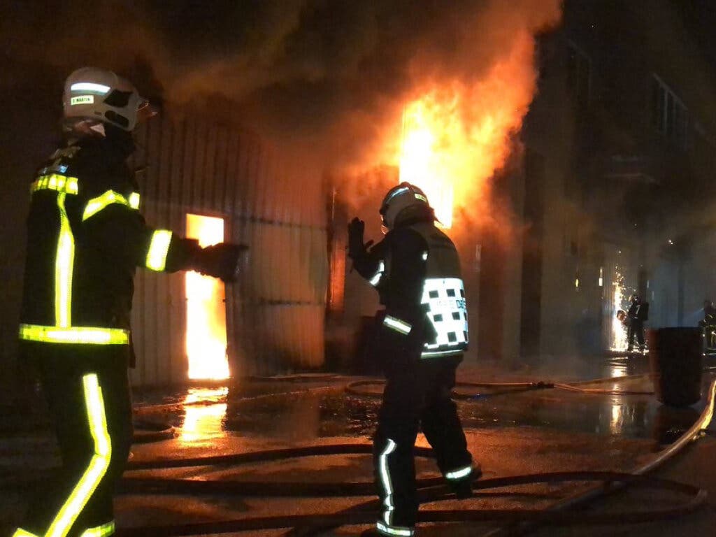 Aparatoso incendio con explosiones en una nave de San Sebastián de los Reyes
