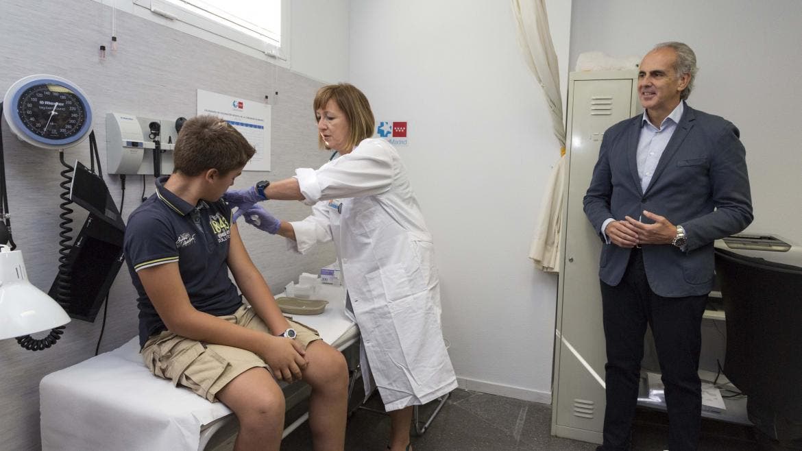 La Comunidad de Madrid comienza a vacunar a los niños de 12 años con la nueva vacuna contra la meningitis