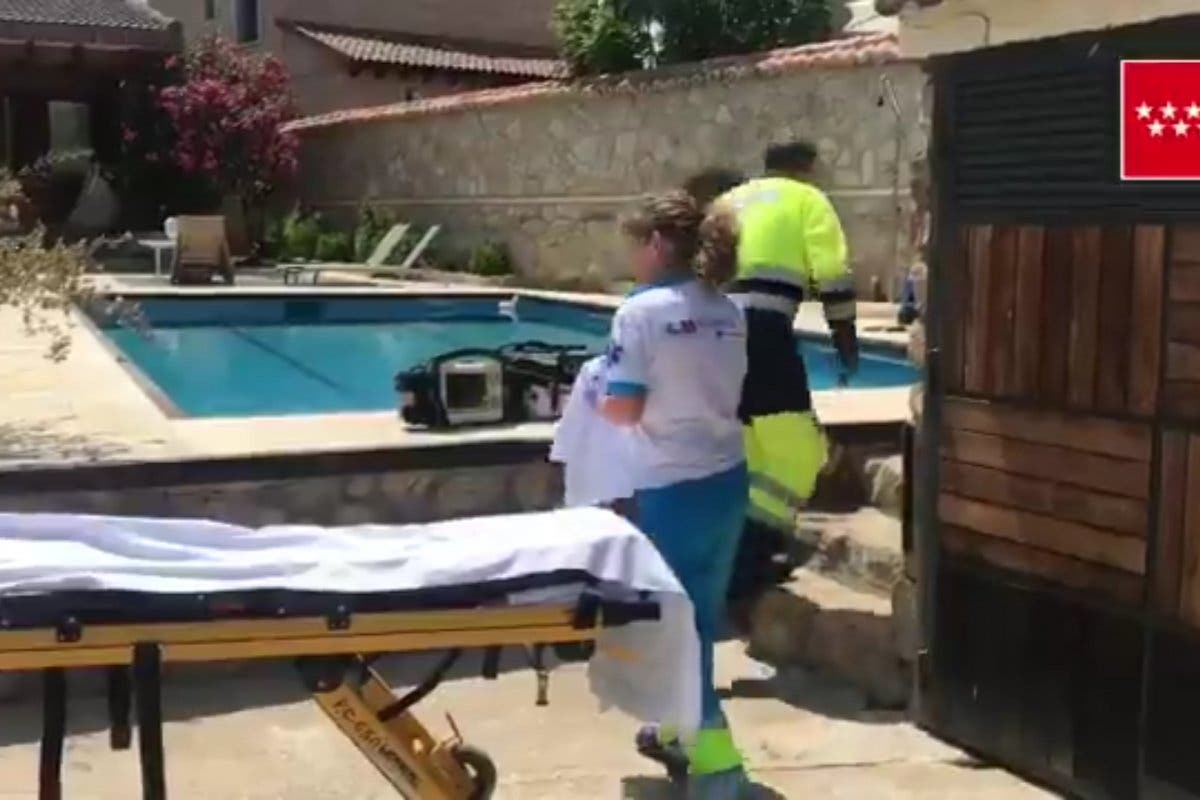 Grave una mujer de 76 años rescatada de una piscina en Madrid