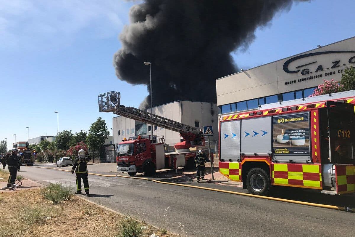 Un incendio en una planta de productos químicos provoca una gran columna de humo