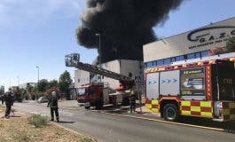Un incendio en una planta de productos químicos provoca una gran columna de humo