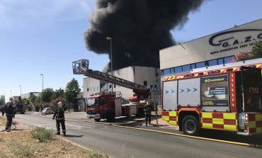 Un incendio en una planta de productos químicos provoca una gran columna de humo