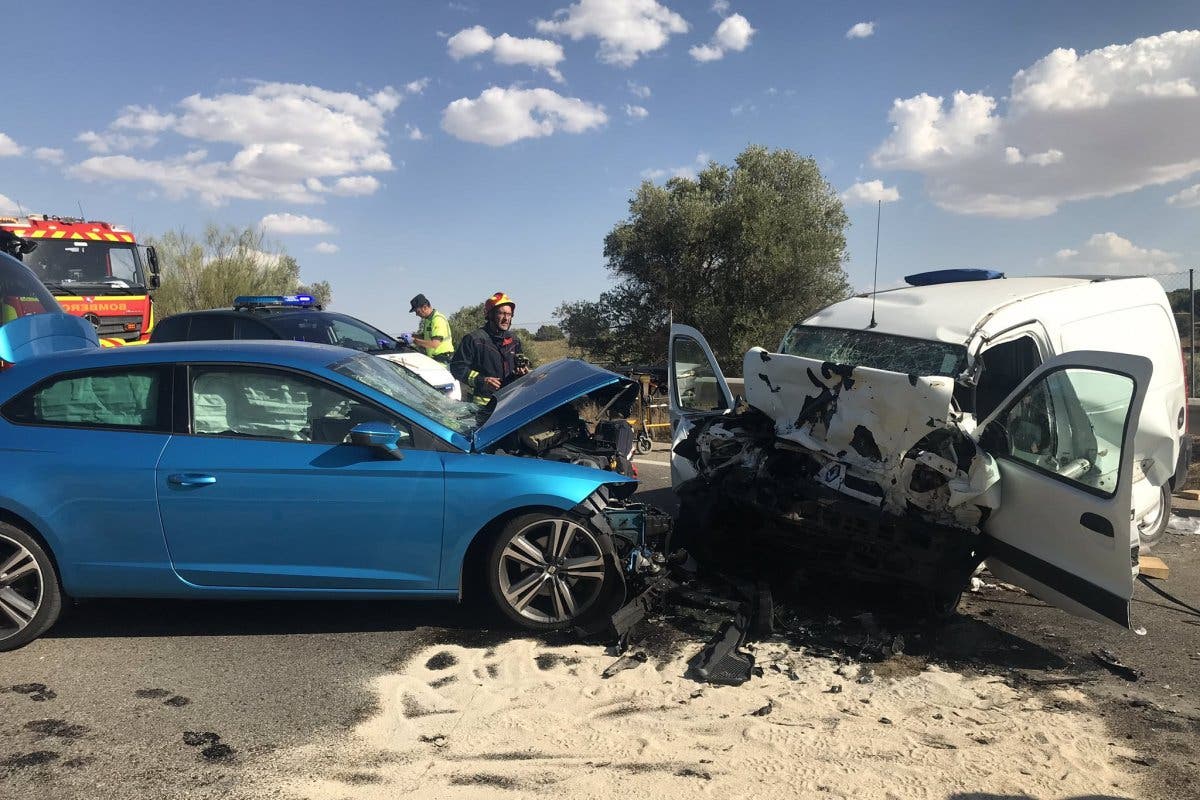 Tres heridos, uno grave, en un choque frontal en la M-404