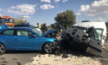 Tres heridos, uno grave, en un choque frontal en la M-404