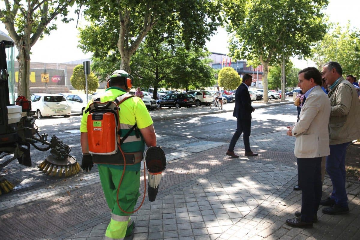 Almeida refuerza la limpieza en Madrid con 500 nuevos operarios