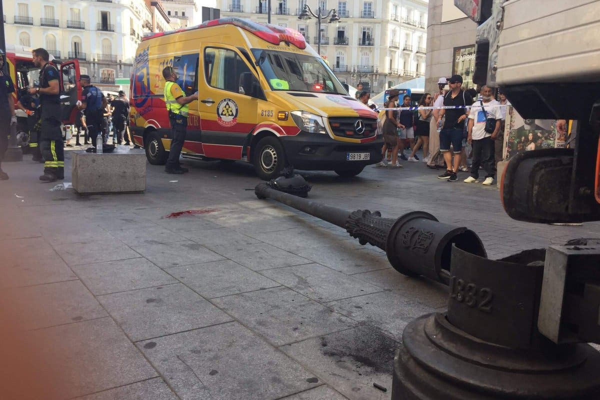 Herida tras caerle encima una farola en la Puerta del Sol