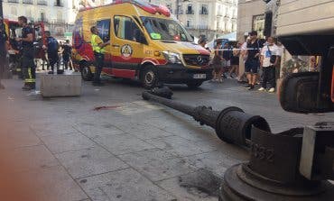 Herida tras caerle encima una farola en la Puerta del Sol