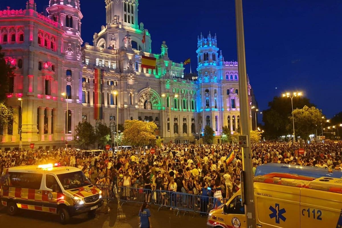 Cuatro heridos al caer desde una carroza del desfile del Orgullo