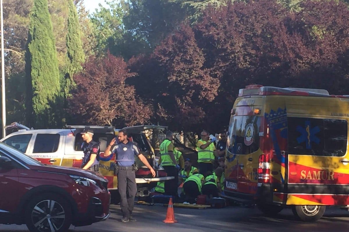 Muere un motorista de 30 años al chocar con  un semáforo en Madrid 