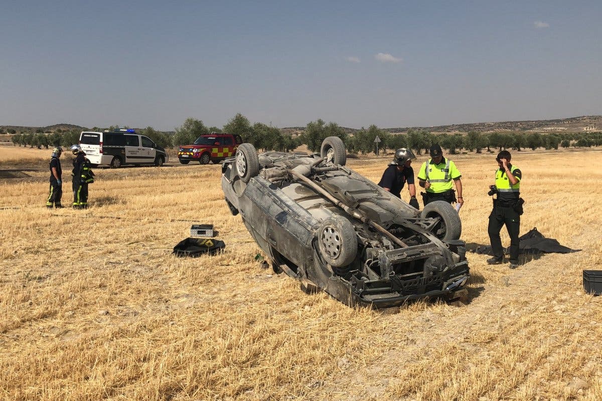 Muere un conductor al volcar su coche en Villaconejos