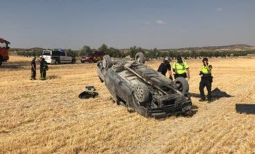 Muere un conductor al volcar su coche en Villaconejos