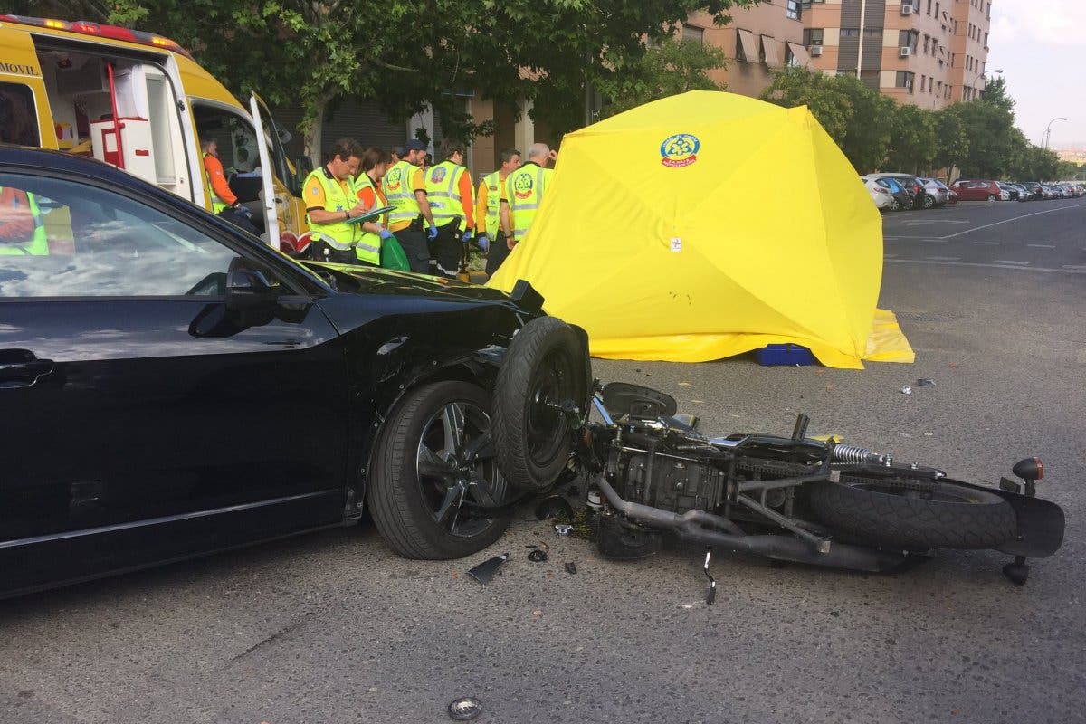 Herido muy grave un motorista tras chocar contra un coche en Vicálvaro