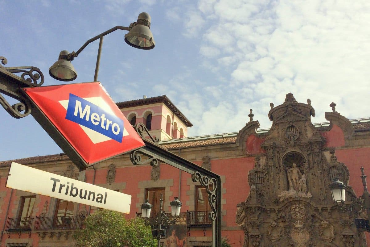 Metro cierra los andenes de la línea 10 en Tribunal al hallar amianto