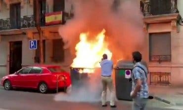 Queman un contenedor junto a la sede de Vox y lo apaga Ortega Smith