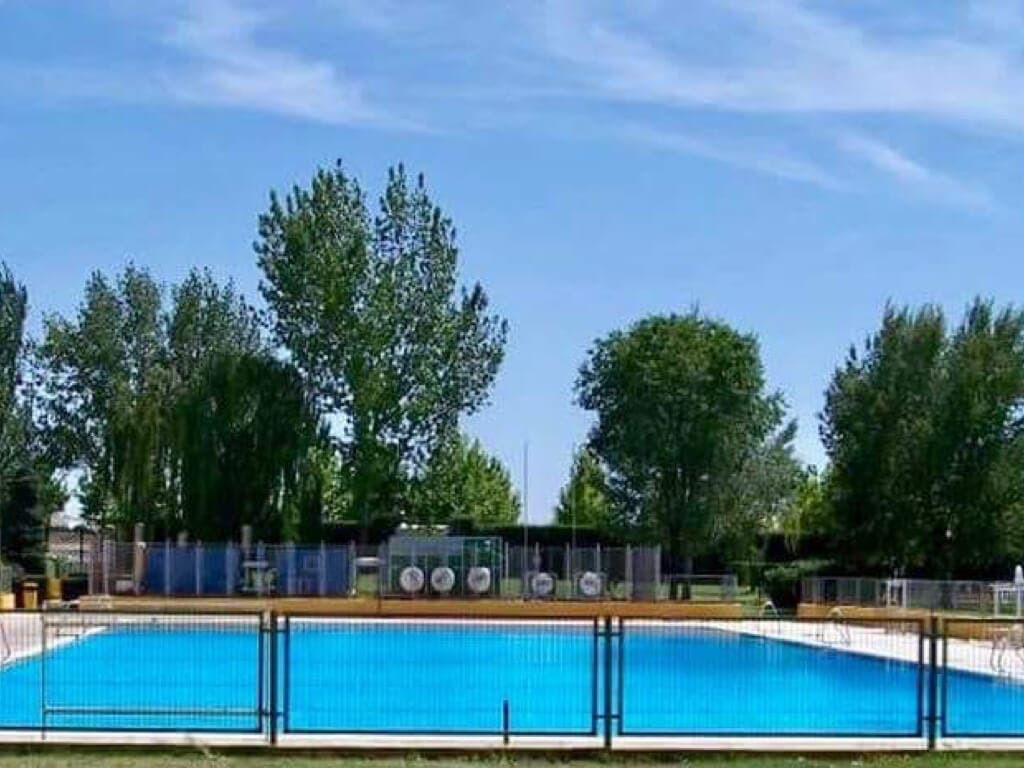 Algete mantiene cerrada su piscina al detectar coliformes fecales en el agua