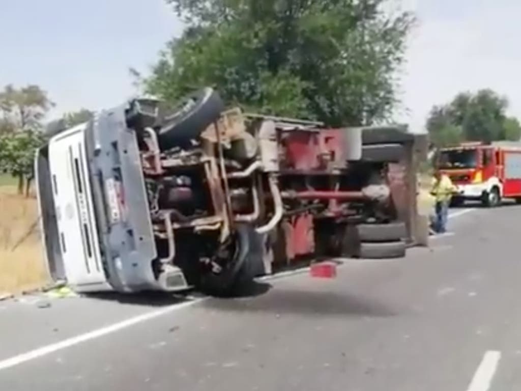 Aparatoso vuelco de un camión en la M-300, en Alcalá de Henares