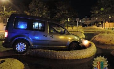 Un conductor ebrio acaba dentro de una fuente en Getafe