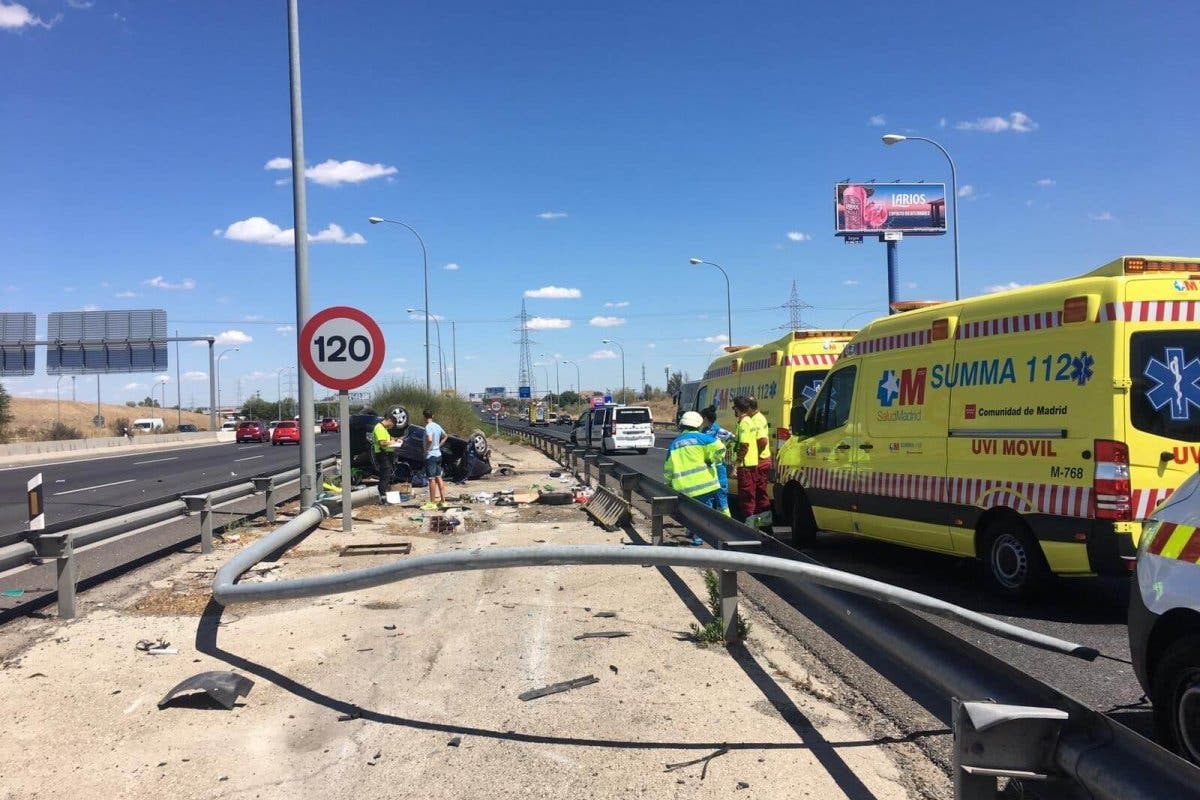 Un coche da varias vueltas de campana en la M-45