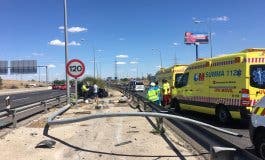 Un coche da varias vueltas de campana en la M-45