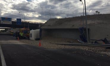 Aparatoso vuelco de un camión de arena en la M-45