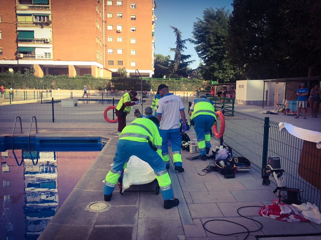 Salvan a un hombre tras sufrir una parada cardiorrespiratoria en una piscina